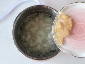 这时加入冰糖继续煮。