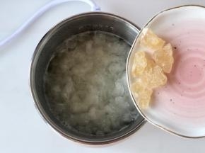 这时加入冰糖继续煮。