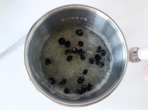 炖煮至18分钟的时候加入黑枸杞。