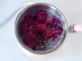 接着加入红心火龙果再炖2分钟即可。