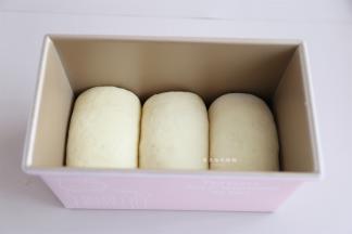 收口朝下放入模具里面，我用的是学厨450克的吐司模。