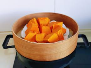 首先将南瓜去皮切小块，隔水蒸熟。