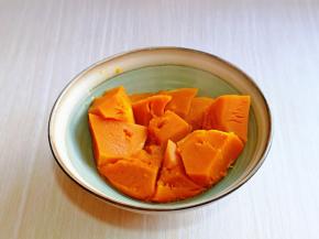 取出蒸熟的南瓜，放入器具中。