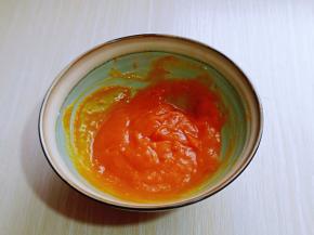 用食品叉捣成南瓜泥，放旁边晾凉。