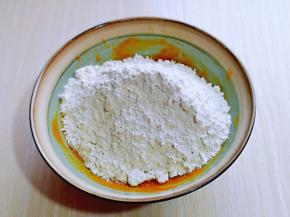 南瓜泥晾凉后加入面粉，酵母粉，白砂糖。(不喜欢甜的也可以不加)