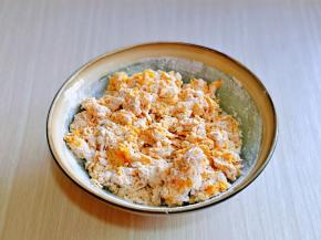 搅拌成絮状。(不同面粉吸水性不同，还有南瓜含水量也不同，所以面粉与南瓜泥的比例可以根据实际情况来调整)