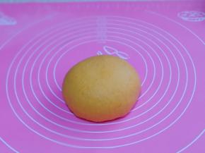 揉成光滑的面团，盖上保鲜膜醒5分钟。