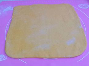 用擀面杖擀薄片。