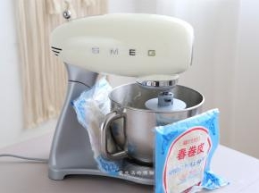 揉面桶放进厨师机卡口里卡紧，启动低速揉2分钟，再转3档揉5分钟，粗膜后加入黄油，1档揉吸收后再3档揉5分钟即可，天气炎热的时候要绑冰袋降温，我家没有冰袋了，用冷冻的春卷皮也行！