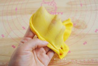 最后揉好的面团，切一小块出来，能轻易拉出薄膜，并且戳破的时候，边缘处是光滑的即可，这是一次性发酵面包柔软的关键步骤哦！