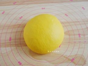 将面团滚圆。