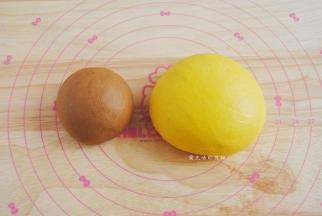 取1/4的面团加入可可粉揉成棕色，要是不做混色的就直接用胡萝卜面团即可，揉好的面团冷藏松弛10分钟左右。