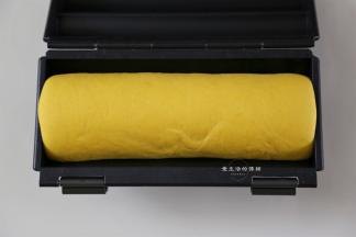 发酵至地层满模即可盖上盖子，烤箱上下管160度预热，此时面团也多发酵了将近10分钟，放入烤箱中下层烤33分钟即可。