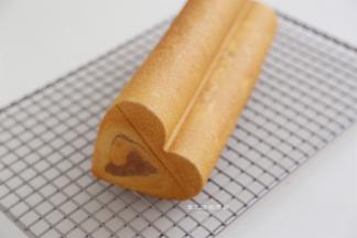 烤好的吐司要立刻取出来，倒出来后立着放，我这样躺着放是因为冷却了，要是还是热的状态会变歪，要想造型好细节还是要注意哦。