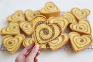 吐司冷却后切片，一条面包能切出来好多片，一周吃3次绝对没问题，吃不完的放保鲜袋冷冻起来，吃的提前10分钟取出来，和现烤的口感没差。