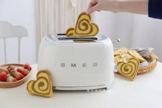 将面包片放入多士炉里烤2分钟，烤过的面包片口感酥脆，做成三明治吃起来特别赞！