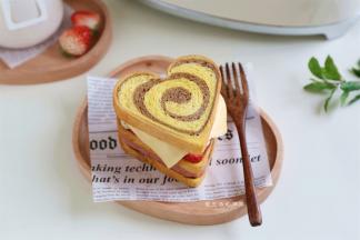 最后放上一片面包片就大功告成了！美味营养的三明治就做好了，造型满分，口感满分，吃的时候要大口大口吃哦~学会了跟着馋猫做起来吧！