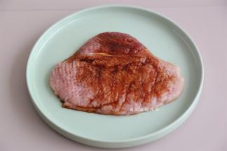 把酱油胡椒粉和盐混合成酱汁，涂抹在猪排的两面，一定要涂抹均匀，腌制15分钟，让猪排入味。