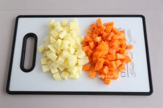 土豆胡萝卜去皮切成小方块。