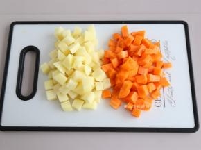 土豆胡萝卜去皮切成小方块。