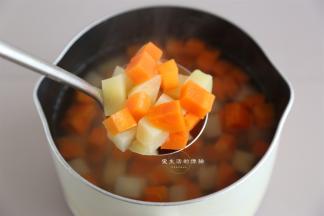 将胡萝卜块放入锅里大火煮沸，大约1分钟后倒入土豆块继续煮1分半钟，看到土豆块变得微微透明即可捞出备用。