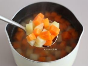 将胡萝卜块放入锅里大火煮沸，大约1分钟后倒入土豆块继续煮1分半钟，看到土豆块变得微微透明即可捞出备用。