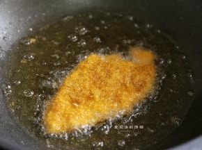 烧开适量的玉米油，看到冒热气后，转小火，把猪排放入锅里小火慢炸，金黄后翻面，重复2次，大约3-5分钟夹出沥干油，猪排就炸好了。油锅难清洗？只要滴入几滴立白盐洁洗洁精，加水浸泡一会儿，三元乳化去油体系，能自动除油，节省又好用。