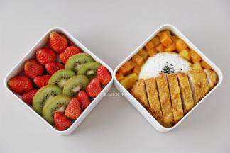 用碗装上米饭倒扣放入便当盒里，倒入咖喱菜，在放上切块的猪排，咖喱猪排饭就做好了，全是营养，吃起来超满足！给自己做个营养便当，让上班族的中餐不单调，工作之余，还能够享受美味的午餐时间，给健康的体魄加个油！记得吃饭的时候还要搭配一些新鲜水果，补充身体所需维生素哦！