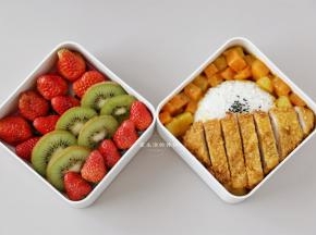用碗装上米饭倒扣放入便当盒里，倒入咖喱菜，在放上切块的猪排，咖喱猪排饭就做好了，全是营养，吃起来超满足！给自己做个营养便当，让上班族的中餐不单调，工作之余，还能够享受美味的午餐时间，给健康的体魄加个油！记得吃饭的时候还要搭配一些新鲜水果，补充身体所需维生素哦！