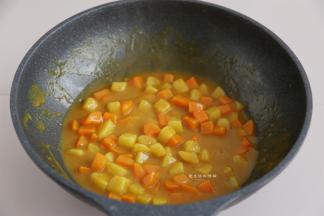 汤汁浓稠后试一下咸淡，香喷喷的咖喱就可以出锅了。