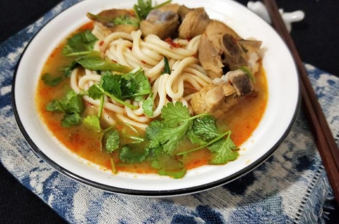 麻辣火锅鸡腿面