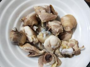 2个鸡腿洗净，切成小块，焯水焯一遍，捞出沥干水分