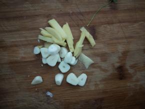 大蒜、生姜切成小块