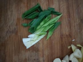 大蒜苗洗净切成小段