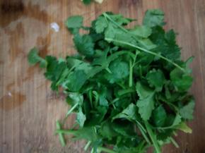 香菜洗净切成小段