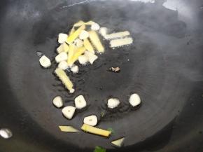 锅中加入适量油，油热后，放入大蒜、生姜爆香