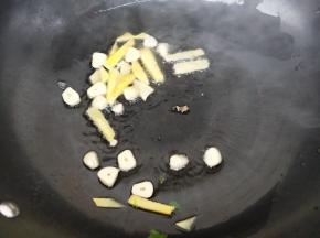 锅中加入适量油，油热后，放入大蒜、生姜爆香