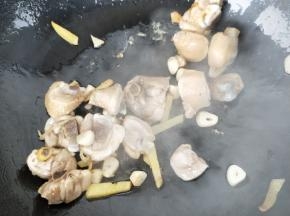 蒜、姜爆香后，放入焯好水的鸡腿