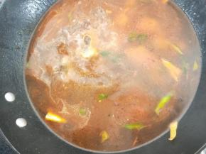 盖上锅盖，中小火煮至鸡腿入味