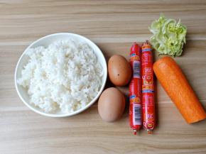 准备自己喜欢的食材来做蛋炒饭。