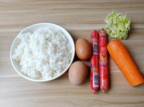 准备自己喜欢的食材来做蛋炒饭。