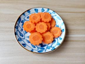 胡萝卜切成片状，用模具刻出形状。