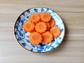 胡萝卜切成片状，用模具刻出形状。