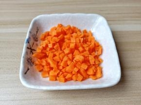 刻好形状剩下的胡萝卜拿来切小丁。