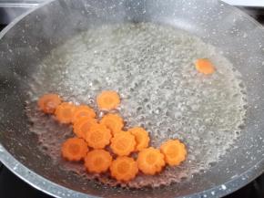 锅里开下胡萝卜焯水捞出。
