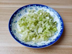 生菜切成小丁。