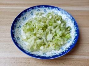 生菜切成小丁。