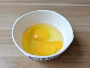 鸡蛋打入碗里。