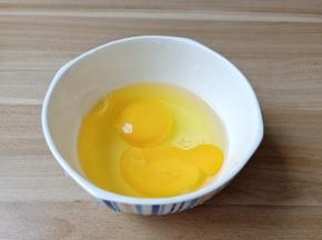 鸡蛋打入碗里。