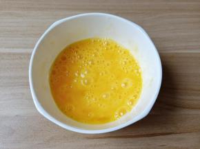 用筷子搅打均匀。